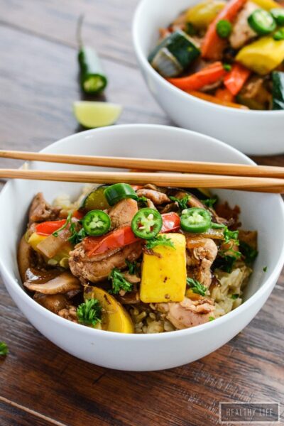 Healthy Paleo Chicken Stir Fry Recipe in your home kitchen in 30 minutes filled with pieces of organic chicken and loads of freshly diced vegetables. | ahealthylifeforme.com